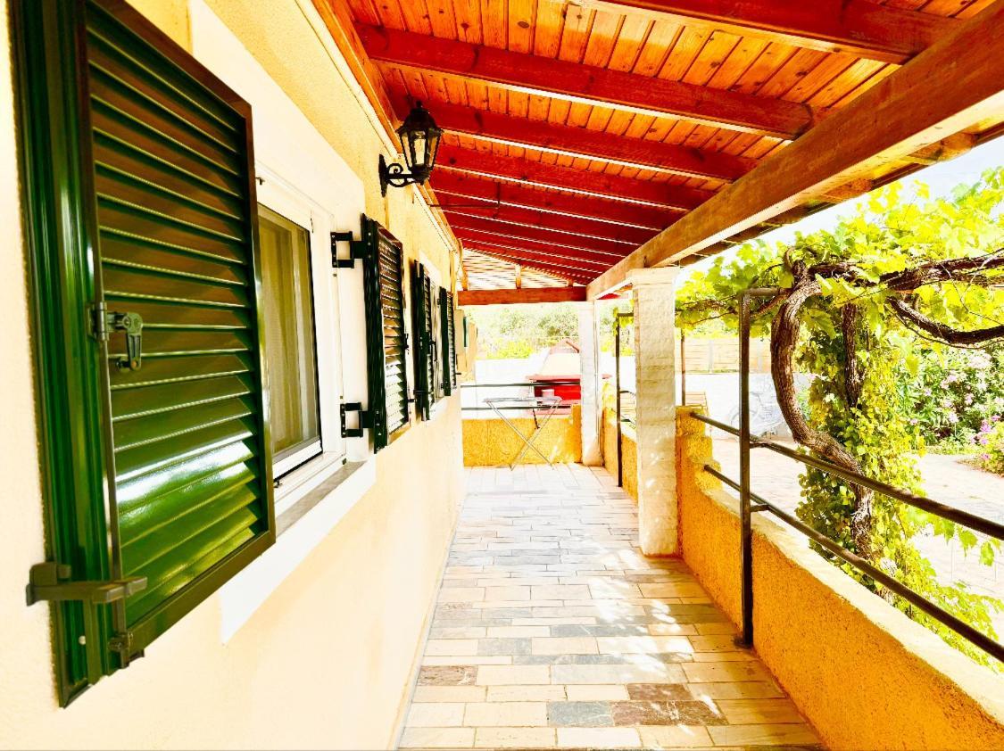 Tetraktys Estate Beachside Υδωρ Agios Matthaios  Exterior photo