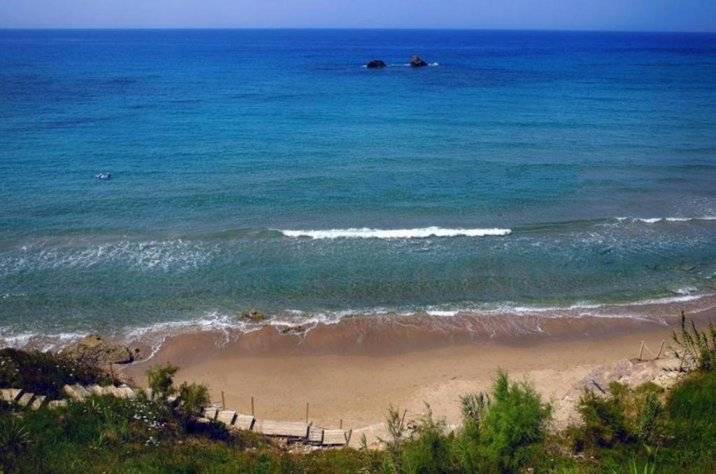 Tetraktys Estate Beachside Υδωρ Agios Matthaios  Exterior photo