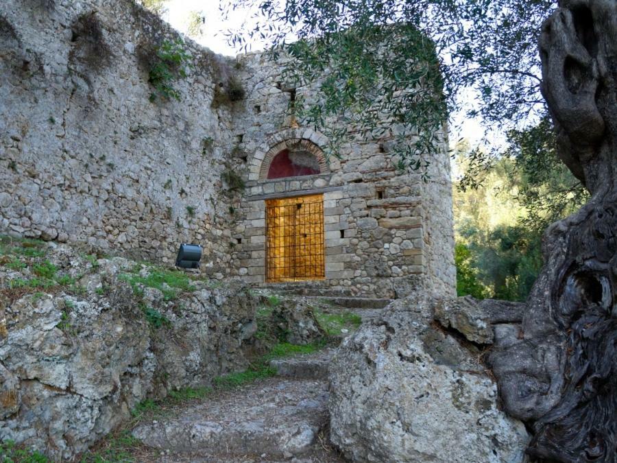 Tetraktys Estate Beachside Υδωρ Agios Matthaios  Exterior photo